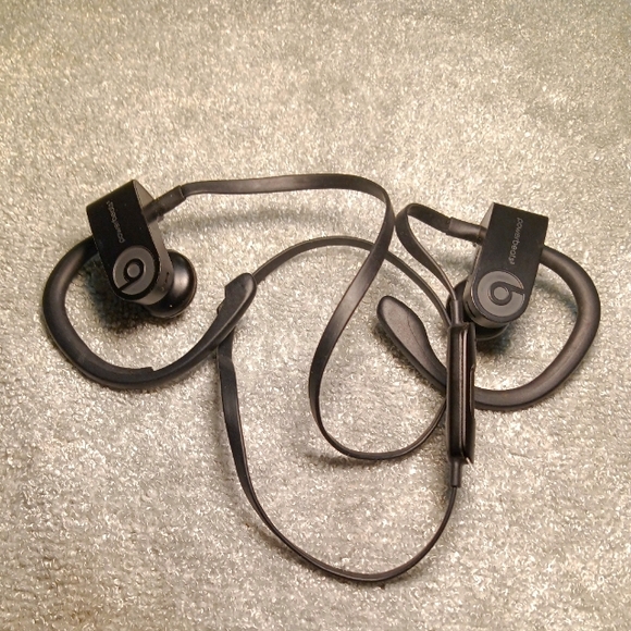 POWERBEATS WIRELESS IN EAR HEADPHONES BLACK - Picture 1 of 4